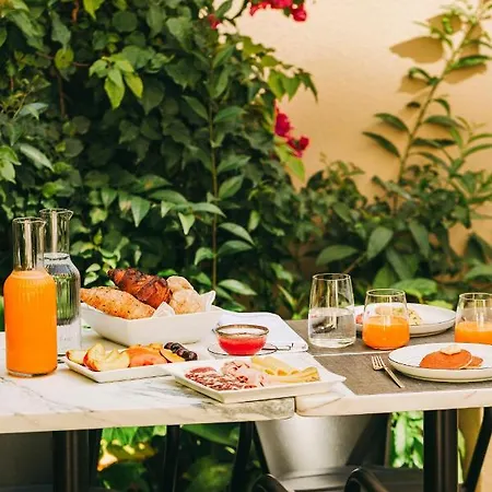 The Felix 10 Bed and Breakfast 4*